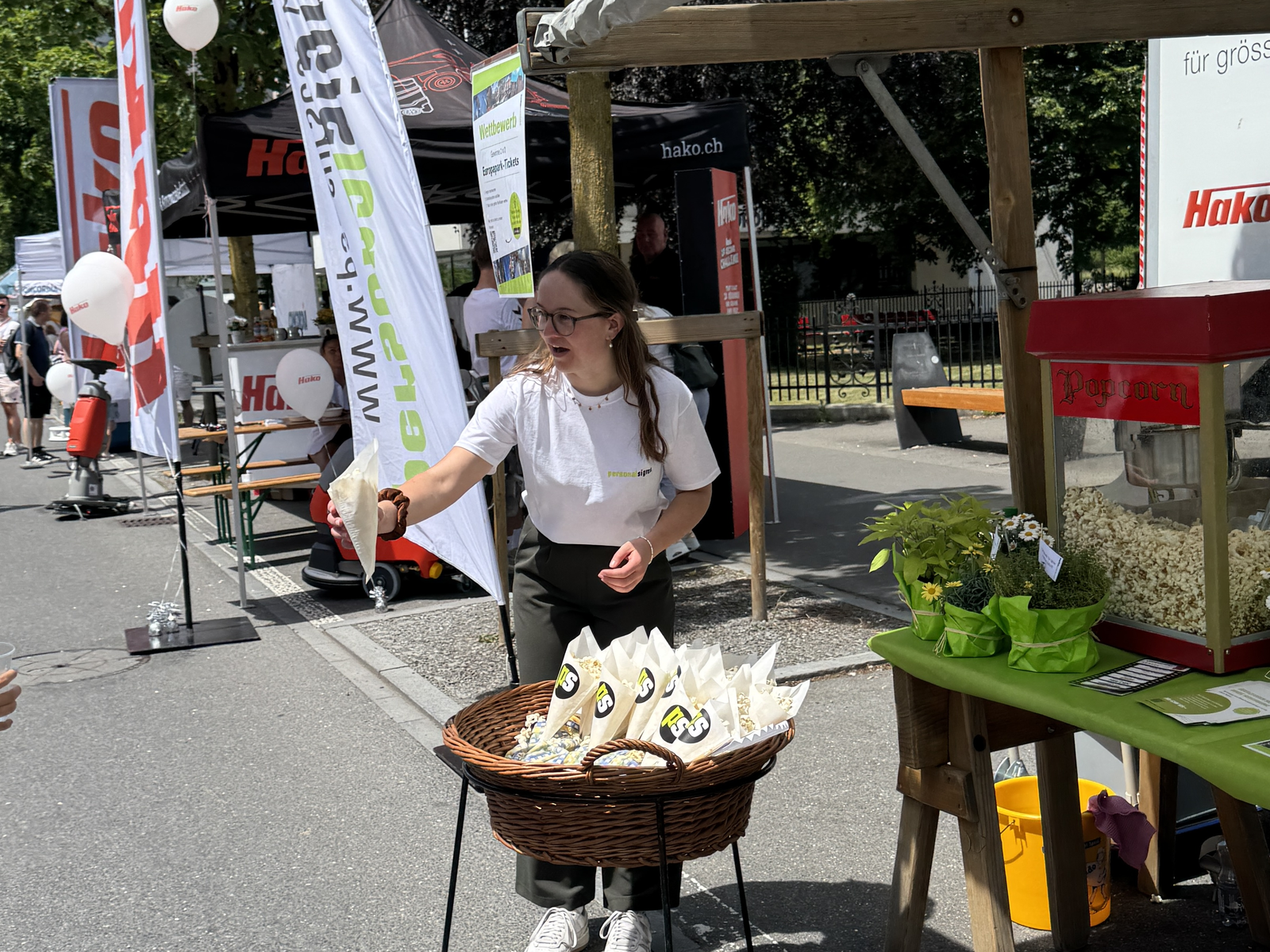 Mitarbeiterin der PS Sursee verteilt Popcorn | © Personal Sigma Sursee AG